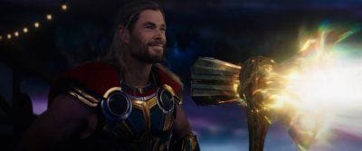 CINEMA : Thor: Love and Thunder, le fils d'Odin et Jane Foster prennent la pose en armure sur un visuel inédit
