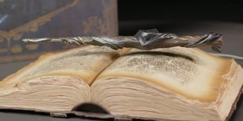 Hogwarts Legacy : L'Héritage de Poudlard détaille ses éditions, le collector avec sa baguette en lévitation déballé en vidéo