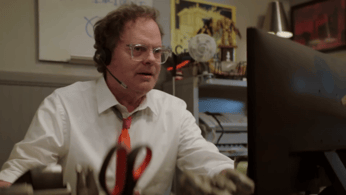 Dwight Schrute joue le rôle d’un vendeur d’assurance frustré dans la nouvelle publicité Armored Core VI