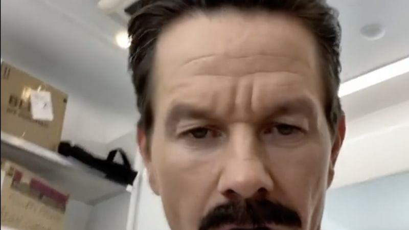 Premier aperçu de Mark Walhberg en Sully moustachu pour le film Uncharted?