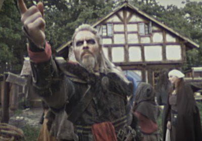 INSOLITE sur Assassin's Creed Valhalla : Maul Cosplay parodie la vidéo virale du Technoviking en tenue d'Eivor