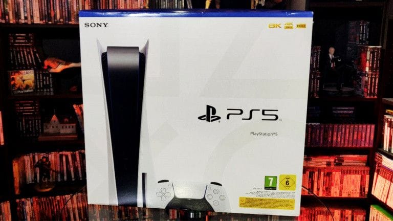 PlayStation 5 : Unboxing et comparaison en vidéo de la console et de la manette