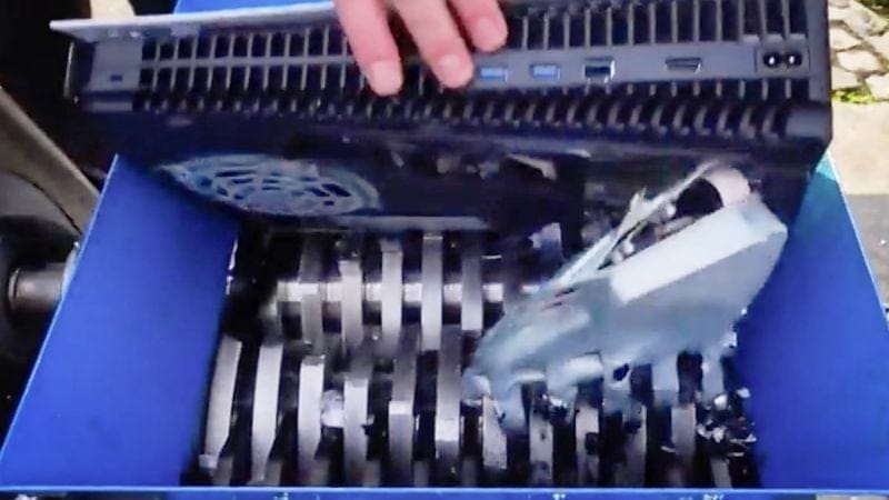 PS5 : un fou déchiquette sa console dans un broyeur à métaux