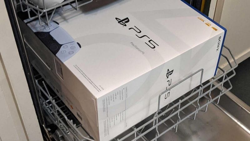 Une famille cache une PS5 dans leur lave-vaisselle pour Noël
