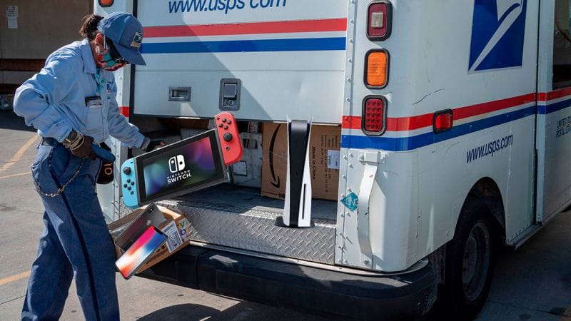 Un livreur pris la main dans le sac alors qu'il volait des consoles PlayStation et Nintendo