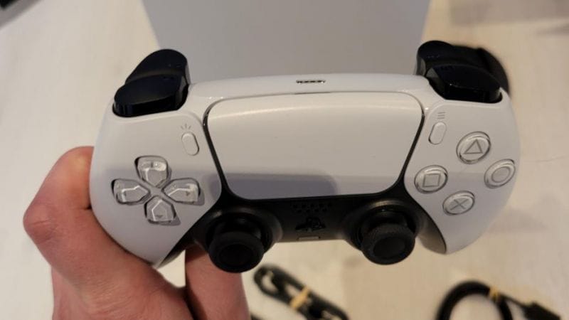 PS5 : le DualSense est "vraiment incroyable" témoigne un développeur