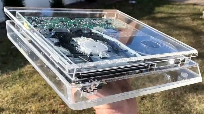 L'image du jour : Il fabrique des PS1 / PS2 / PS4 / NES / GameCube / Mega Drive transparentes