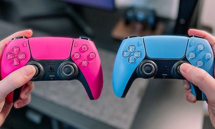 PS5 : notre unboxing en 4K des manettes "Nova Pink" et "Starlight Blue", on scrute les détails