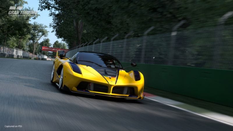 Gran Turismo 7 : Des aliens enlèvent une vache sur un circuit