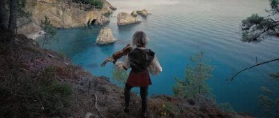 A Plague Tale: Requiem, Lindsey Stirling interprète le thème principal du jeu en vidéo, frissons garantis