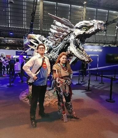 Est-ce moi qui fait une photo avec Aloy ou bien...