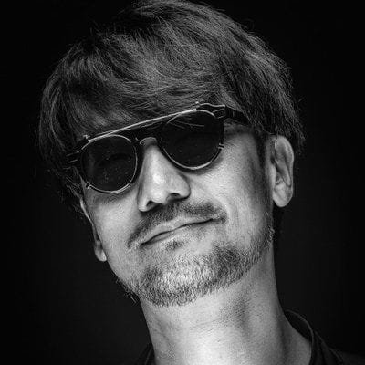 Un jour, un portrait : Hideo Kojima : L'architecte visionnaire du jeux vidéo