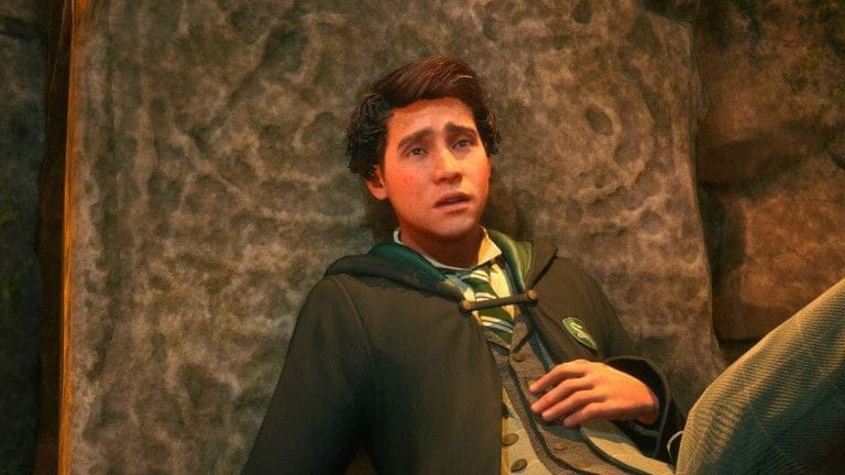"Ça me rappelle étrangement mon enfance", un acteur d'Harry Potter fond en larmes devant Hogwarts Legacy