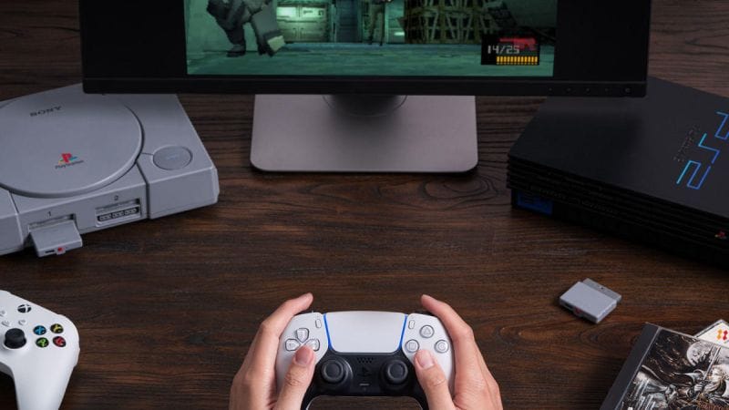 Le dernier 8BitDo Retro Receiver permet d'utiliser les manettes modernes sur les PS1 et PS2