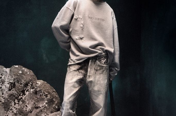 Habillez-vous comme un Tarnished avec des vêtements officiels et hors de prix Elden Ring!