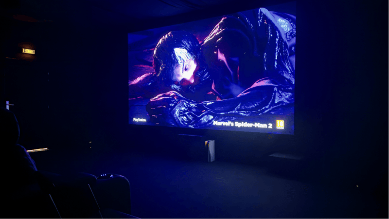 J’ai joué à la PS5 sur un écran de 2 mètres de large ! Et cette expérience m'a bouleversée