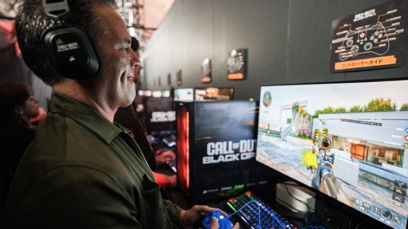 Sarah Bond a battu Phil Spencer en jouant à Call of Duty: Black Ops 6 au Tokyo Game Show.