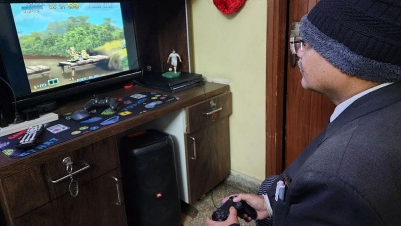 Un père de famille joue sur PS2 avec son enfant depuis des années parce qu’il n’a pas les moyens d’acheter mieux. Aujourd'hui, l’enfant devenu adulte lui offre enfin une PS4 Pro