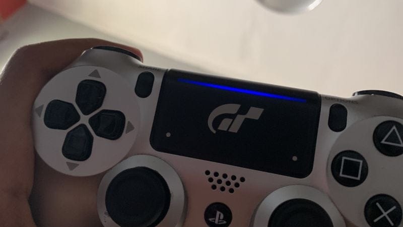 appuie sur ps button dans manette playstation pour 10s est votre manette va doit ettendre