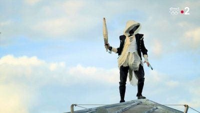 JO 2024 : l’homme à la capuche fait le show durant la Cérémonie d’ouverture, une belle référence à Assassin’s Creed