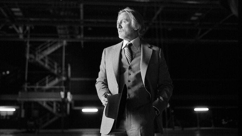 Netflix semble avoir remis un chèque en blanc à Rian Johnson : Le budget de Knives Out 3 s'élèverait à 210 millions de dollars.