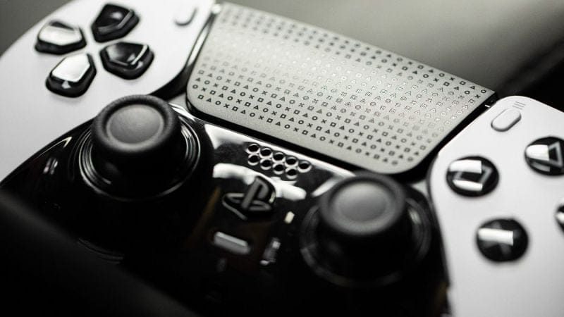 Rapport : Sony travaille sur des versions noires des accessoires PS5