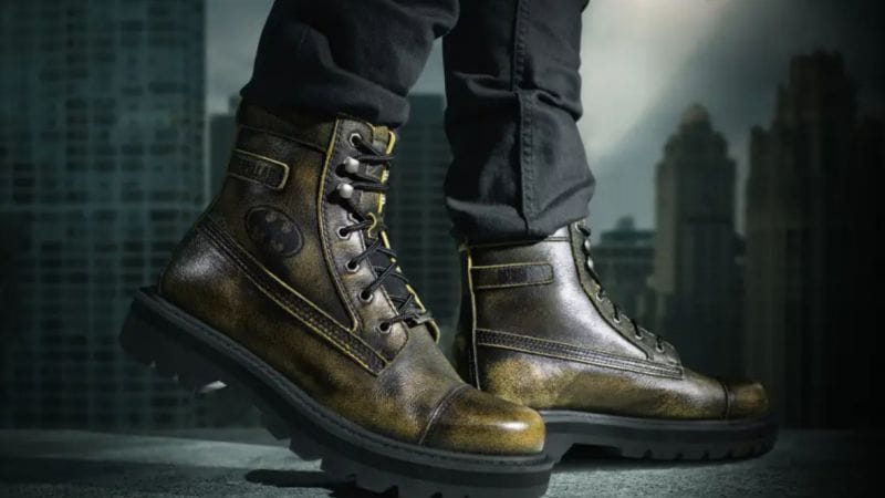 Cat et DC lancent des bottes robustes pour Batman.