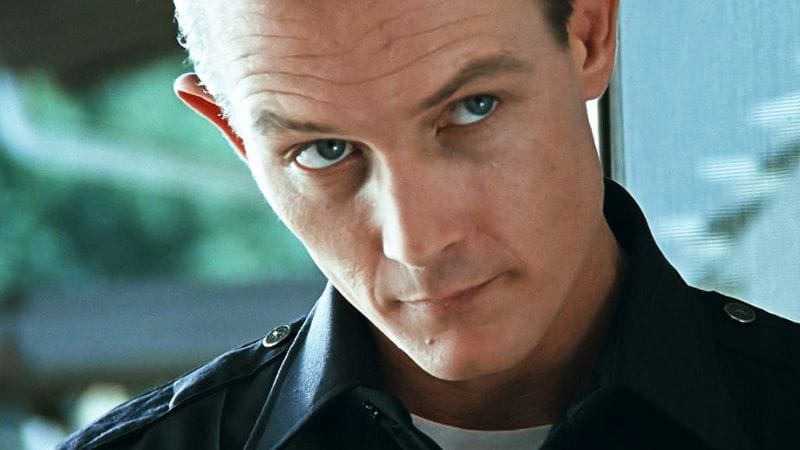 Regarde T-1000 se battre dans Mortal Kombat 1