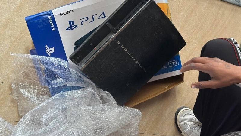 Tout ne se déroule pas bien pour ce joueur qui achète une PS5 sur Amazon mais reçoit finalement... une PS3 cassée dans... une boîte de PS4 !
