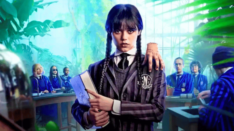 Mercredi (Netflix) : la saison 2 est “dingue” et “tellement bizarre”, promet Jenna Ortega