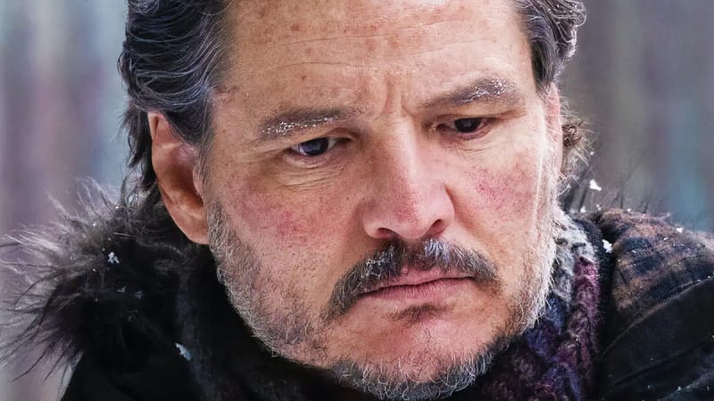“Il y a quelque chose sur mon visage ?” Pedro Pascal a complètement plombé l’ambiance sur le tournage de la saison 2 de The Last of Us, c’était pas la joie
