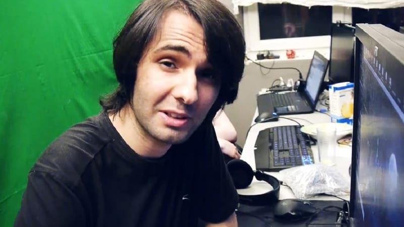 Connu comme "l'un des meilleurs joueurs de jeux vidéo du monde", il a récolté des fonds pour créer sa propre "secte"