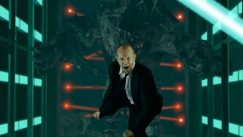 Regarde Jason Statham en train de visiter le site de l'association. Resident Evil 4