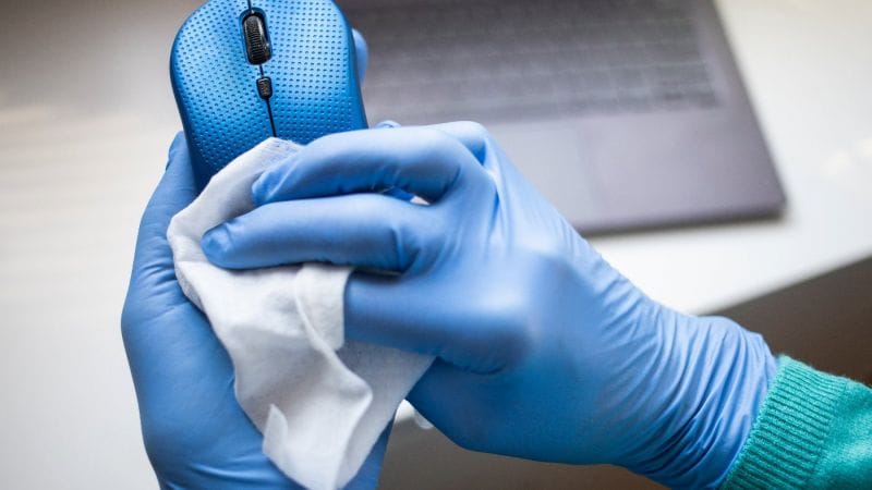 Comment nettoyer un produit en plastique devenu collant ?