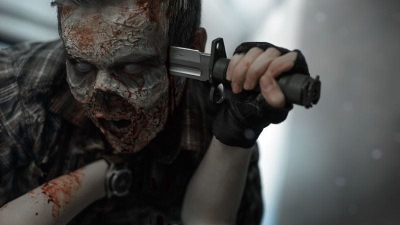 Zach Cregger dit que son film Resident Evil ne sera pas complètement fidèle à l'histoire des jeux.