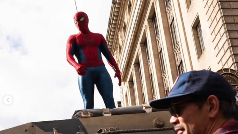 Les photos du tournage de Spider-Man: Brand New Day montrent Tom Holland aux commandes d'un tank