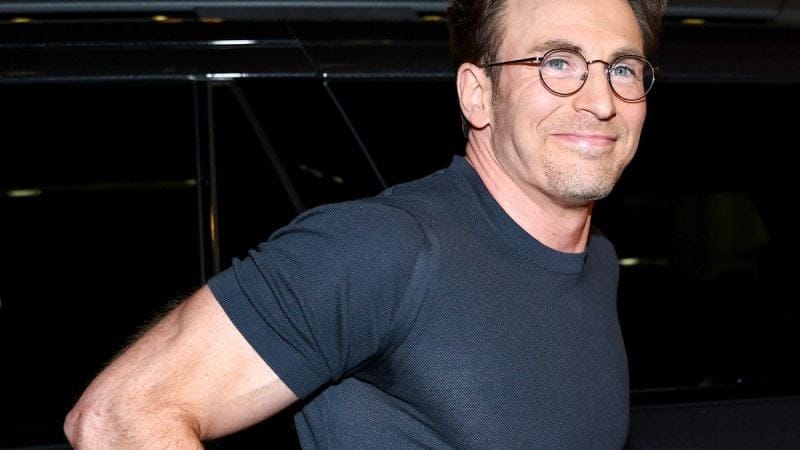 Après les rumeurs sur Avengers: Doomsday, les fans qui stalkent Chris Evans en ligne le trouvent scuplté comme un Captain America