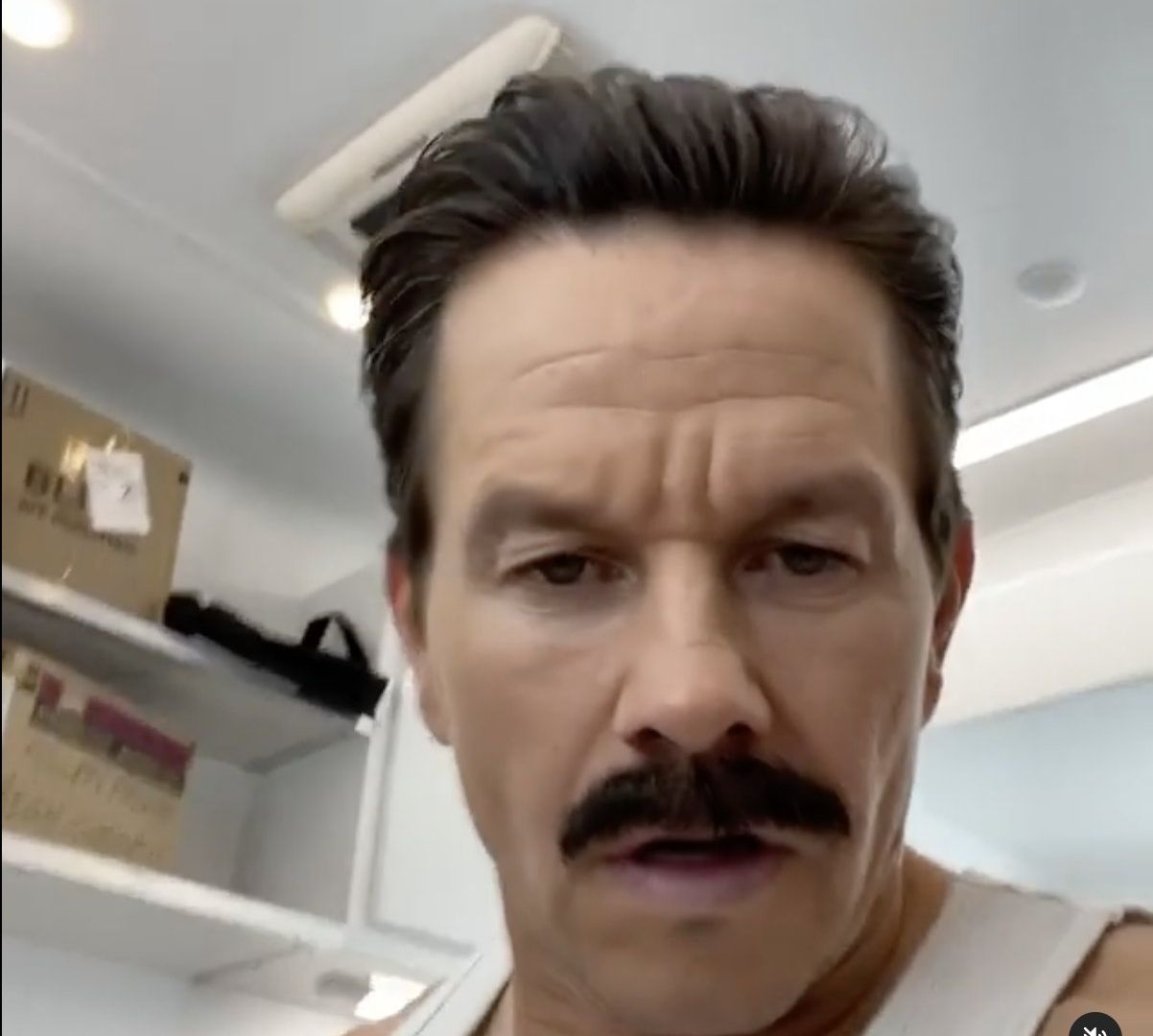 Premier aperçu de Mark Walhberg en Sully moustachu pour le film Uncharted?