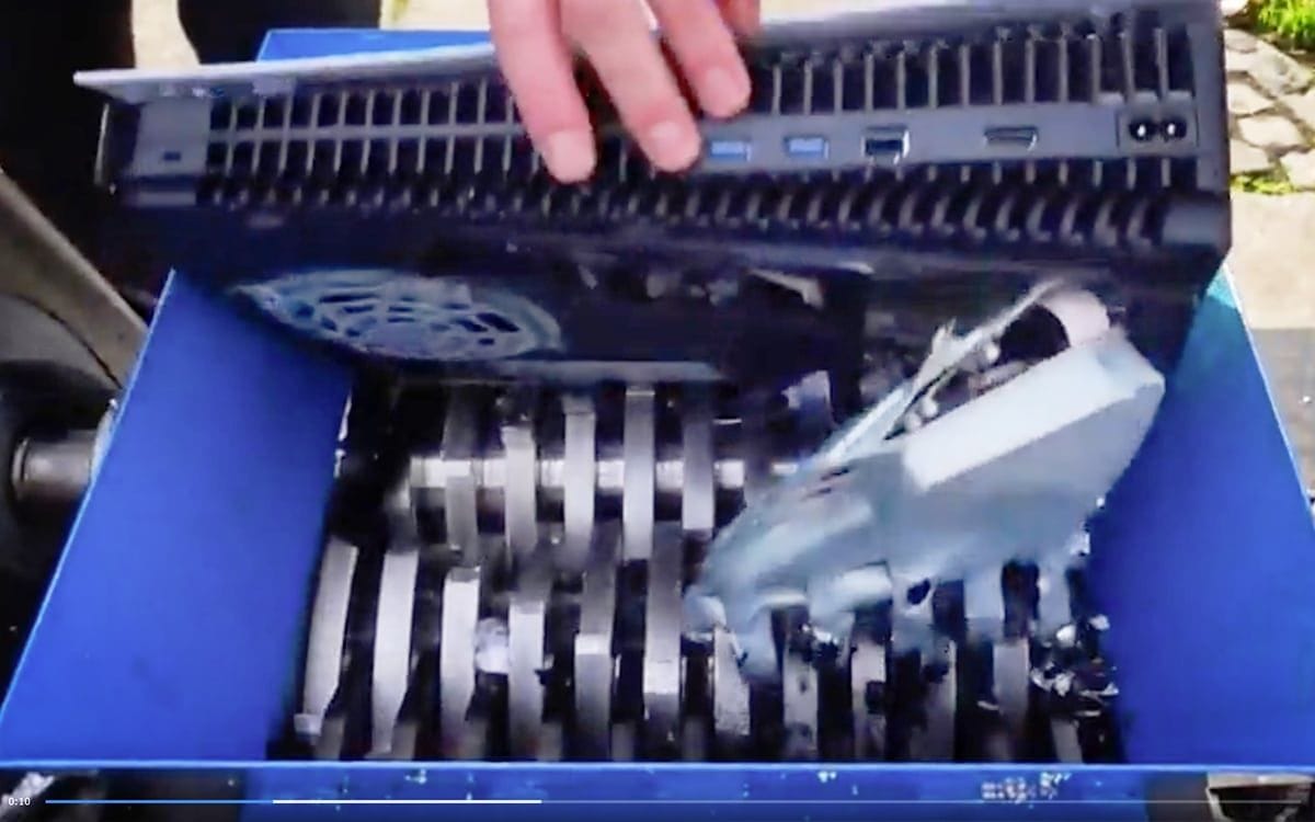 PS5 : un fou déchiquette sa console dans un broyeur à métaux
