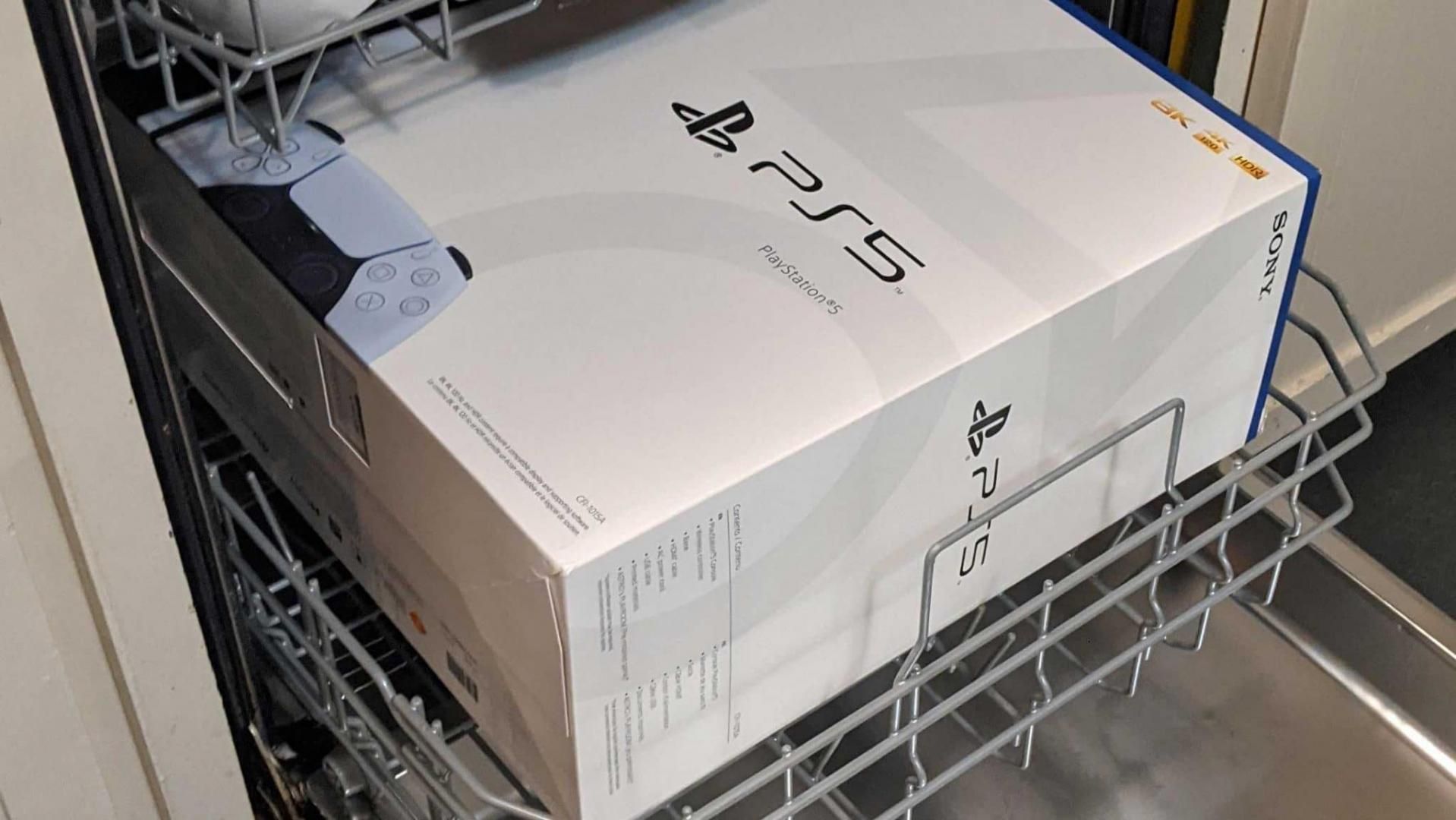 Une famille cache une PS5 dans leur lave-vaisselle pour Noël