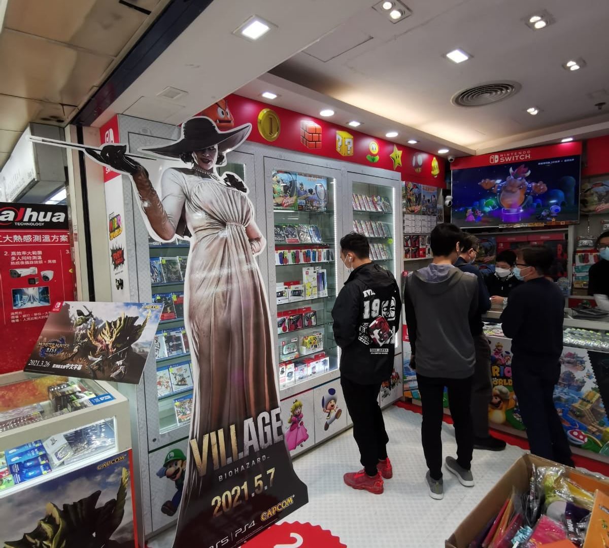 Resident Evil Village : Lady Dimitrescu en carton et à taille réelle envahit les boutiques japonaises