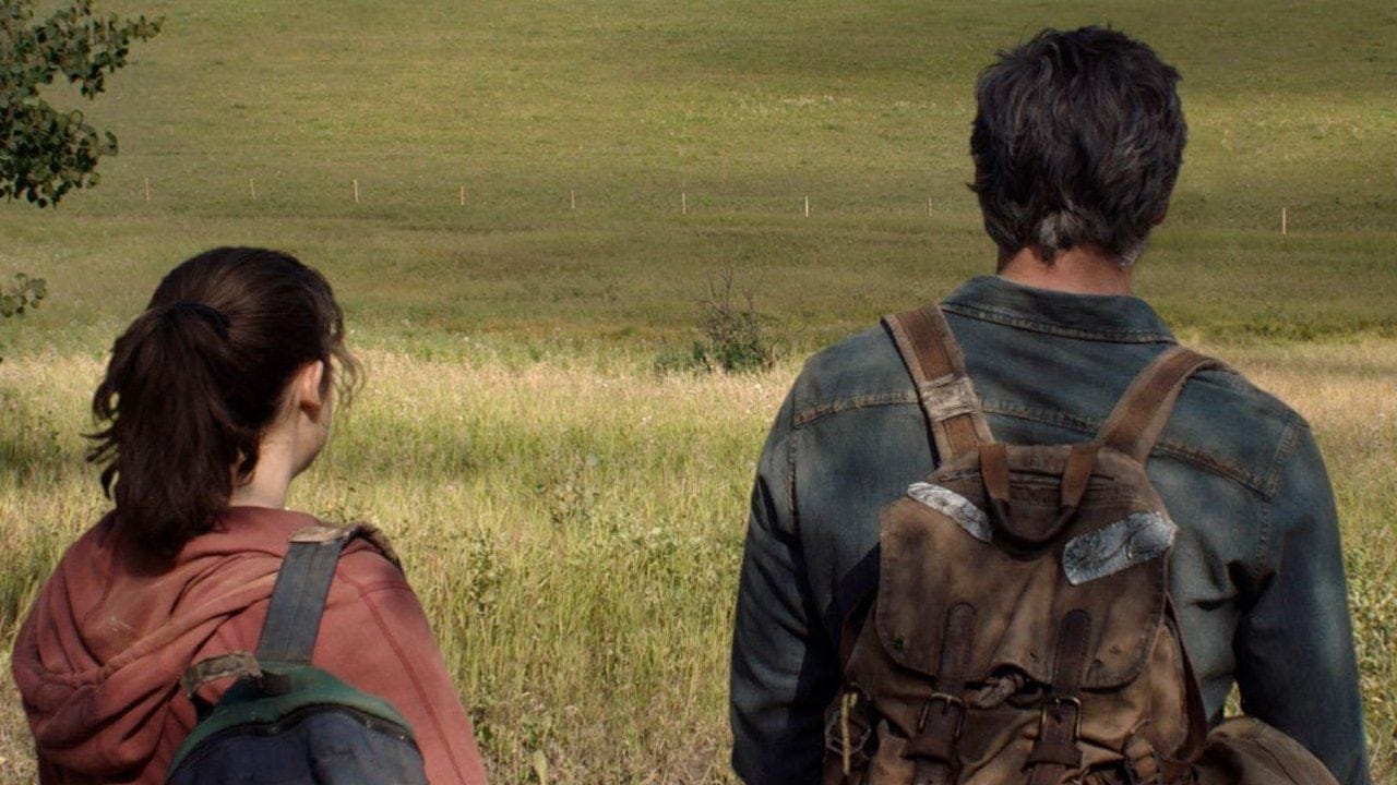 The Last of Us : La première image officielle de la série dévoilée, Neil Druckmann réagit - Joel et Ellie font les timides et se montrent de dos.
