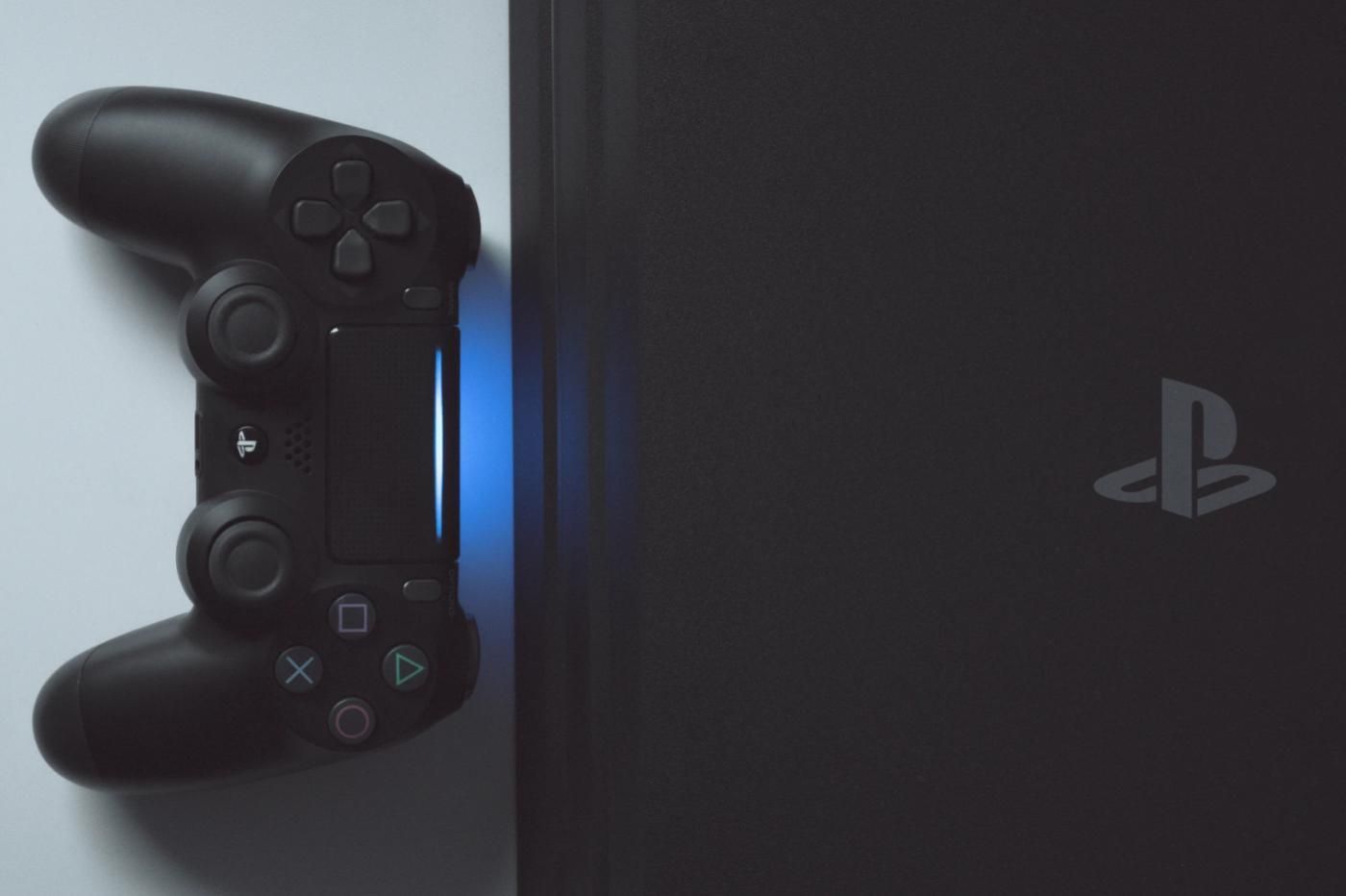 Cet homme empile des PS4 cassées pour la bonne cause