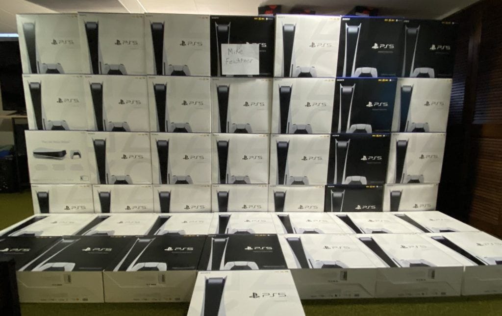 "Avoir une PS5 est un luxe", dit un scalper devant un mur de PS5