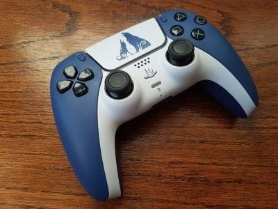 UNBOXING DualSense God of War Ragnarök : nos photos de la manette PS5 en édition limitée