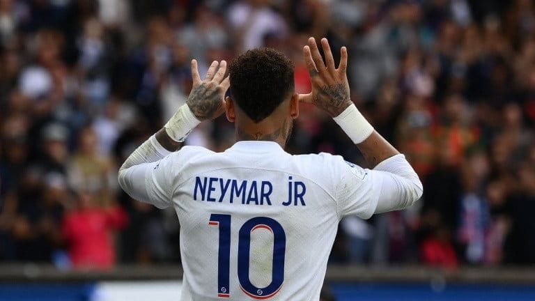 FIFA 23 : pour l'arrivée de Neymar à Riyad, des drones ont dessiné une carte FUT dans le ciel, c'est du jamais vu !