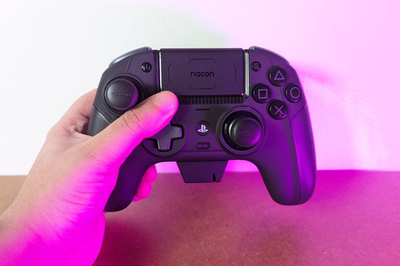 Test de la Nacon Revolution 5 Pro : la manette à éviter sur PS5 ?