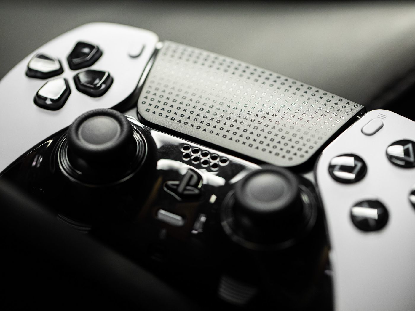 Rapport : Sony travaille sur des versions noires des accessoires PS5