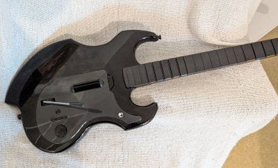 TEST PDP Riffmaster : une très bonne guitare pour Fortnite Festival et Rock Band 4, mais pas seulement