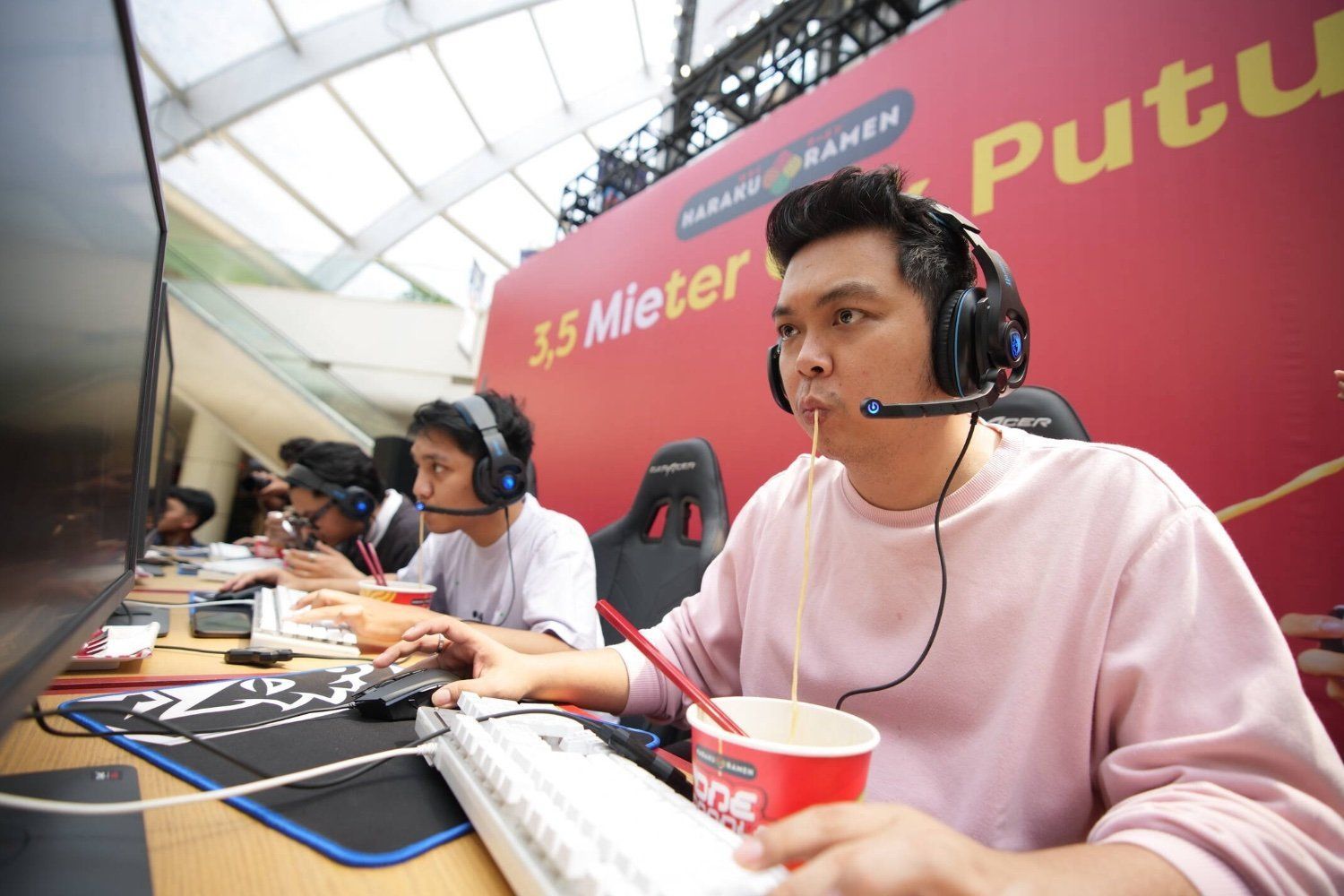 Une nouille de 3,5 mètres pour les gamers affamés (mais pressés)